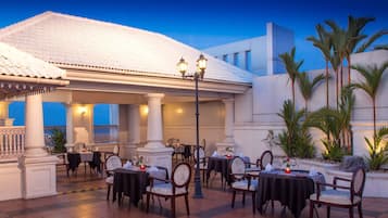 2 restaurants, breakfast, lunch, dinner served; Chinese cuisine