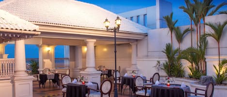 2 restaurants, serveren ontbijt, lunch, diner, Chinese gerechten