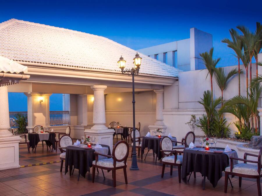 2 restaurantes, com serviço de café da manhã e almoço; culinária chinesa