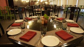 3 restaurants; breakfast, lunch and dinner served