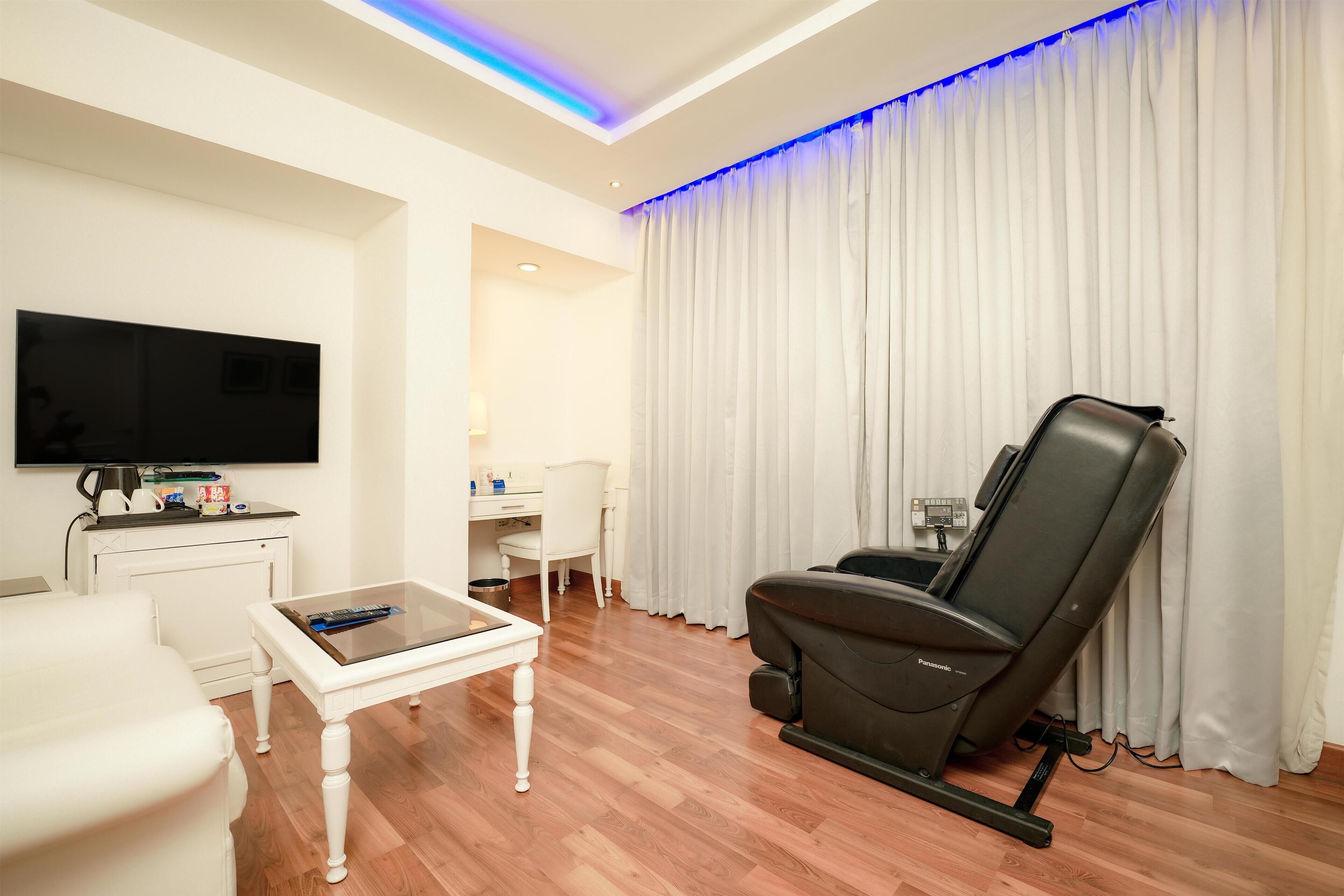 Deluxe Suite | Premium bedding, minibar, in-room safe, desk