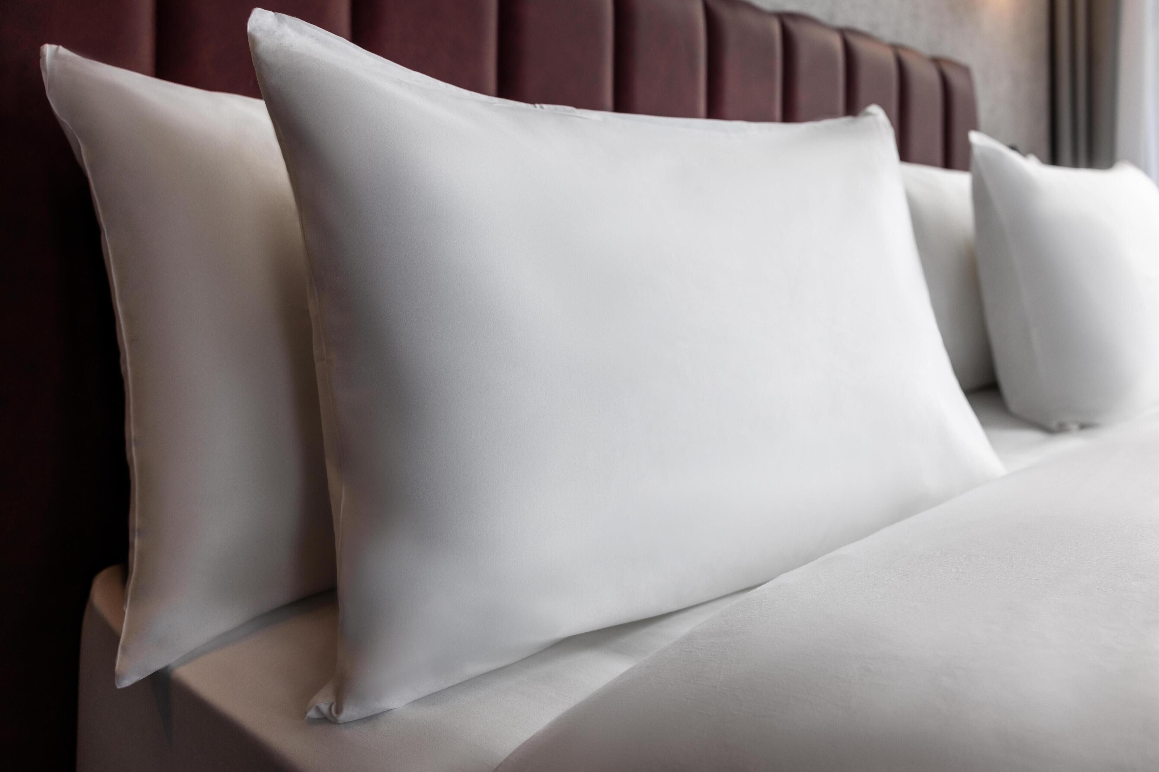 Ropa de cama de alta calidad, minibar, caja fuerte y escritorio