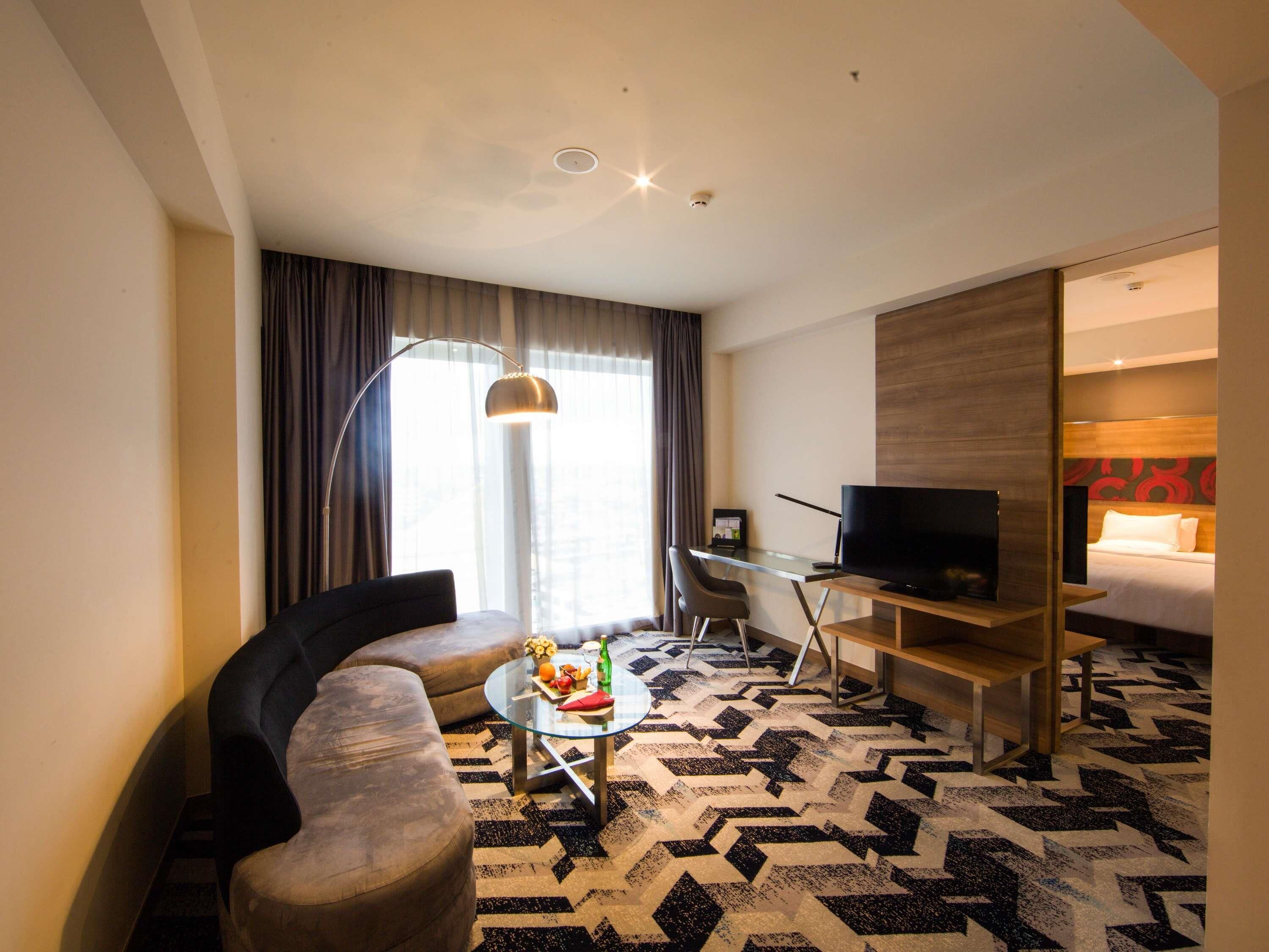 小型套房, 1 张特大床 | 迷你吧、客房内保险箱、办公桌、隔音