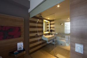 Eco-friendly toiletries, hair dryer, towels - Novotel Pekanbaru (Pekanbaru)