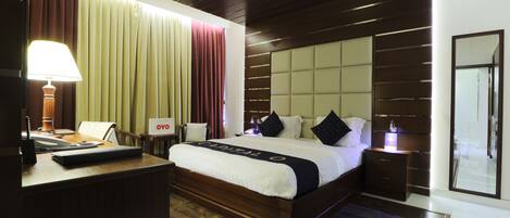 ميني بار ومكواة/لوح كي وواي فاي مجانًا وملاءات أسرّة