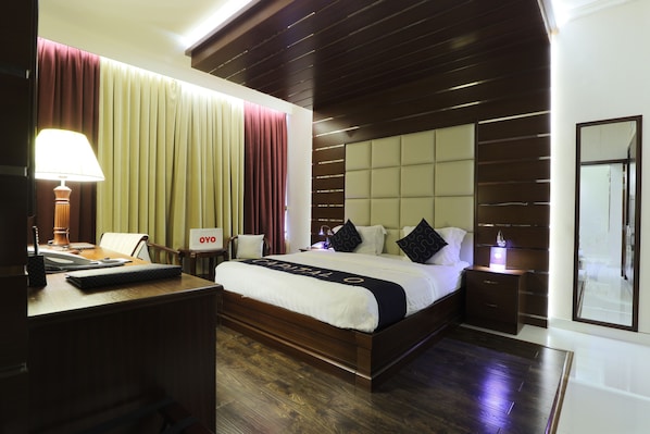 Executive Suite | Minibar, iron/ironing board, WiFi (free), bed sheets