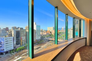 Cubrecamas, caja de seguridad en la habitación y escritorio 