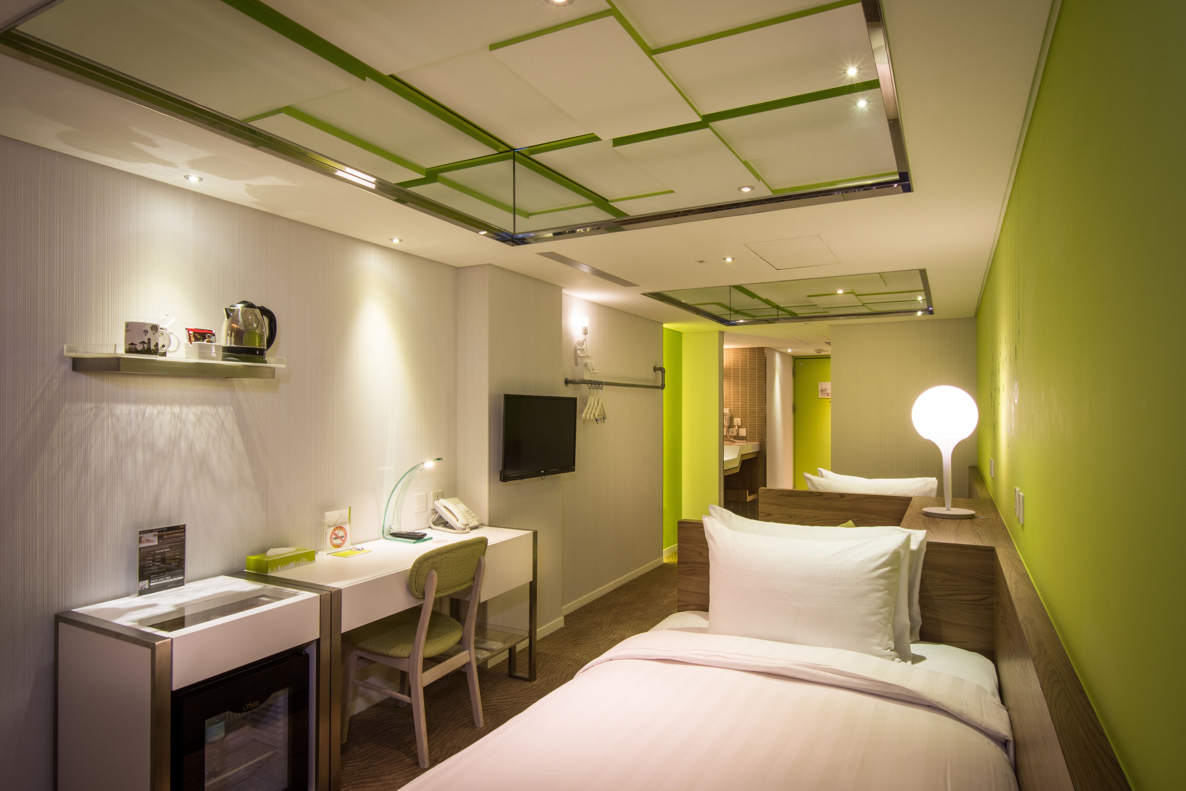 Superior Twin Room, 2 Single Beds, City View | Down duvets, in-room safe, desk, iron/ironing board (on request)