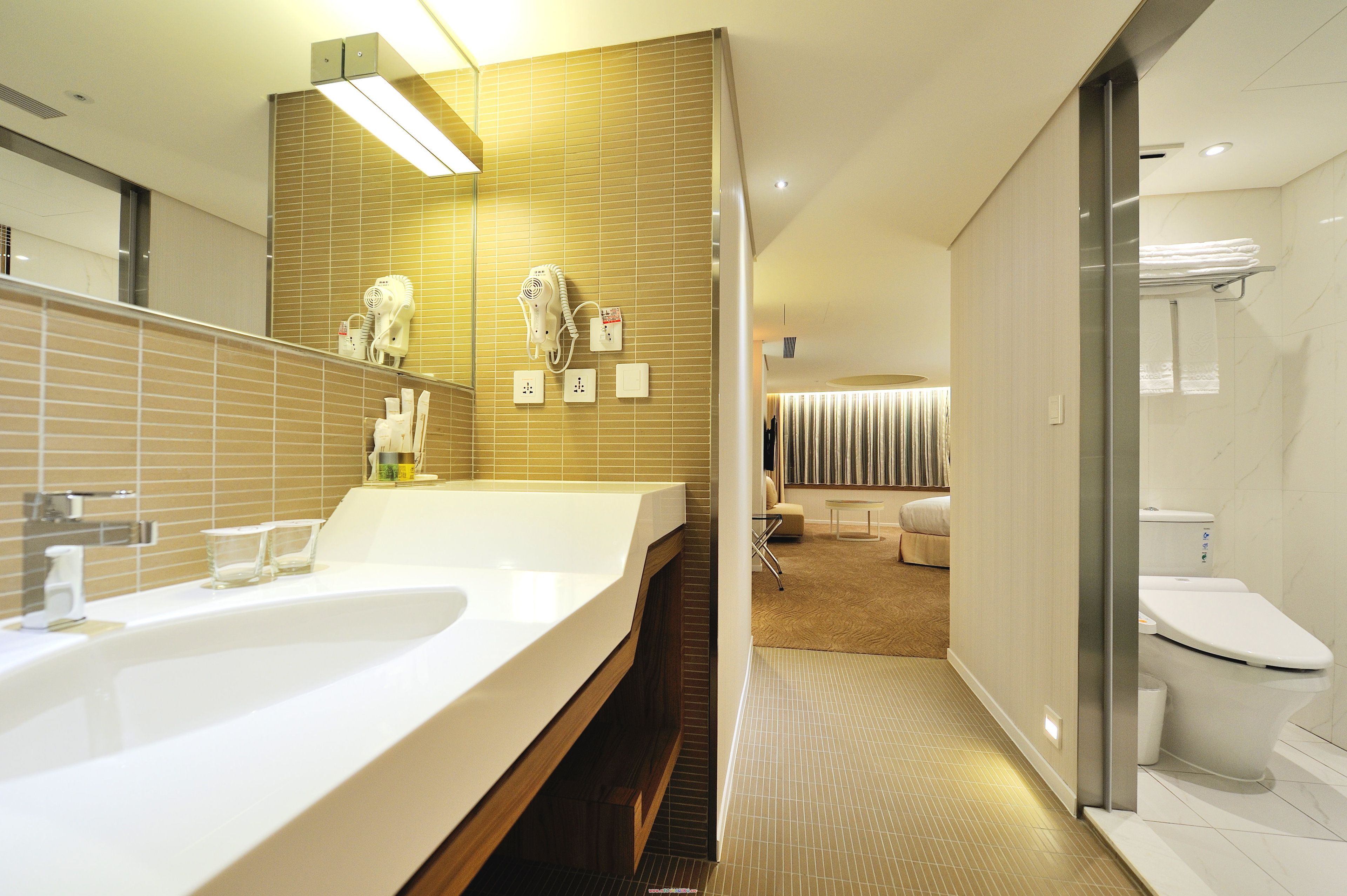 deluxe double or twin room, city view | down duvets, in-room safe, desk, iron/ironing board