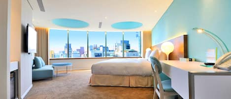 Habitación Deluxe con 1 cama matrimonial o 2 individuales, vista a la ciudad | Edredón, caja de seguridad en la habitación y escritorio