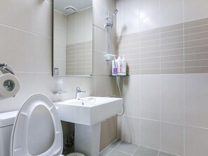 Dusche, kostenlose Toilettenartikel, Handtücher
