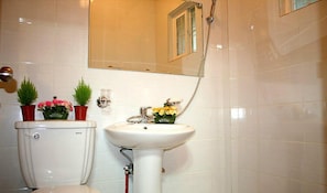 ヴィラ クイーンベッド 2 台 | バスルーム | シャワー、バスアメニティ (無料)