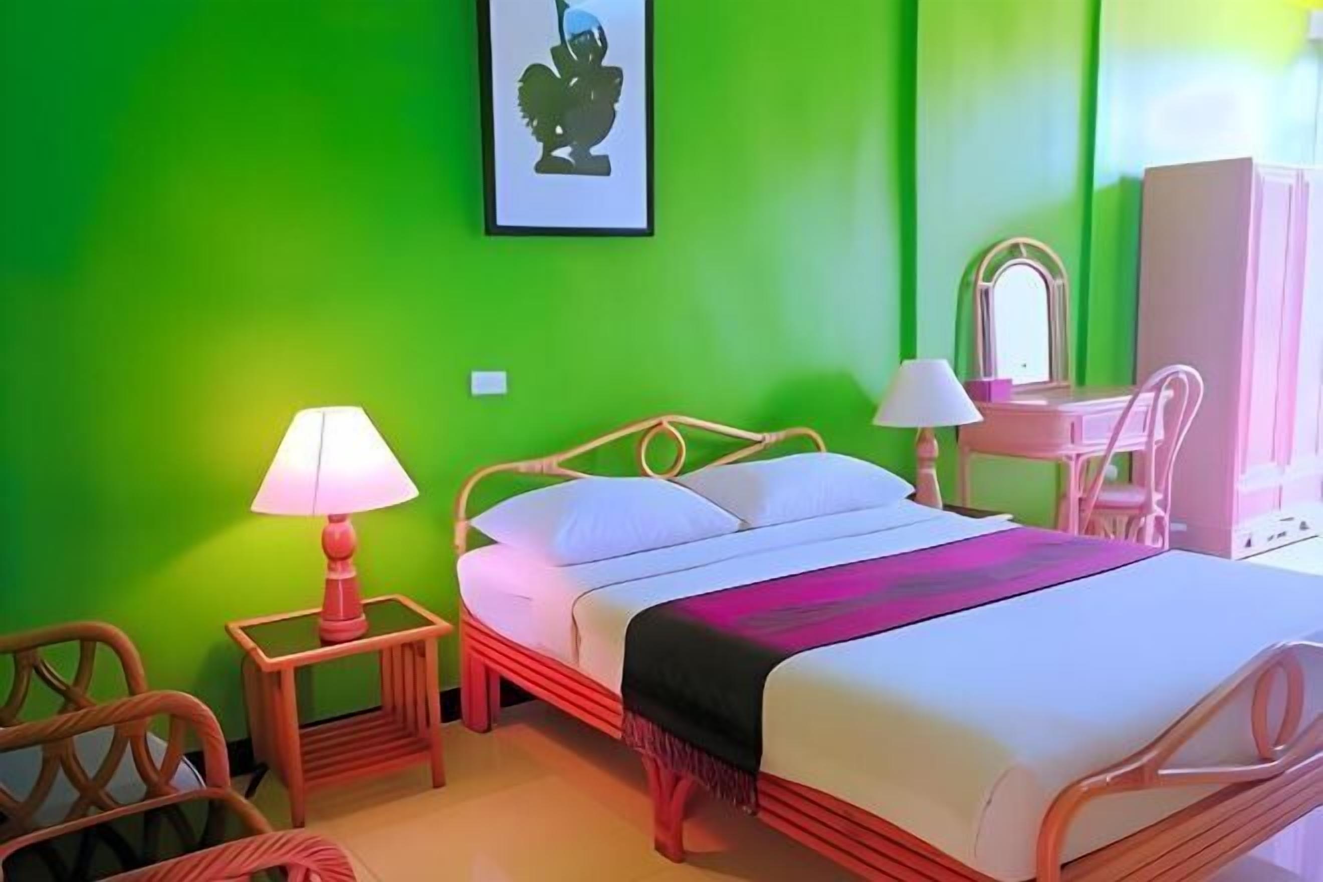 Minibar, coffres-forts dans les chambres, bureau, rideaux occultants