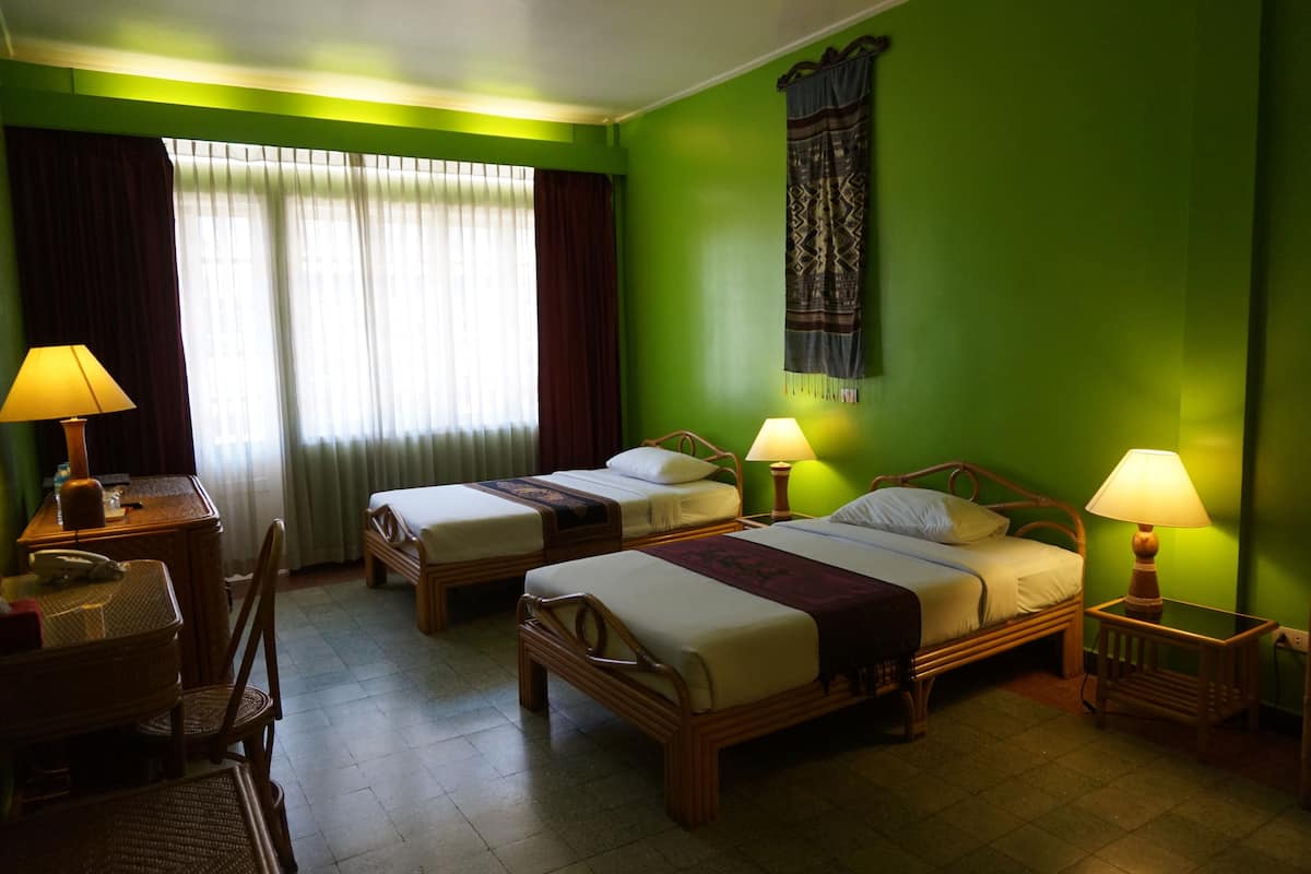 Twin Room | Minibar, una cassaforte in camera, una scrivania, tende oscuranti