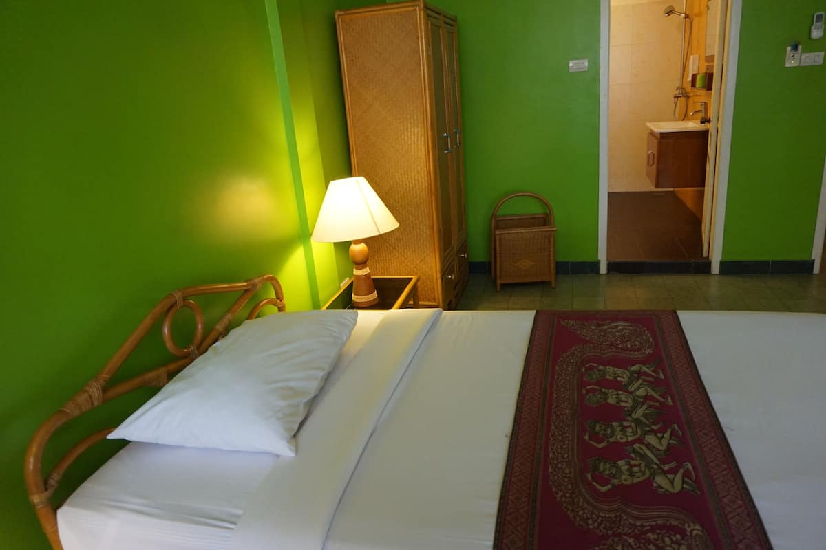 Single Room | Minibar, una cassaforte in camera, una scrivania, tende oscuranti
