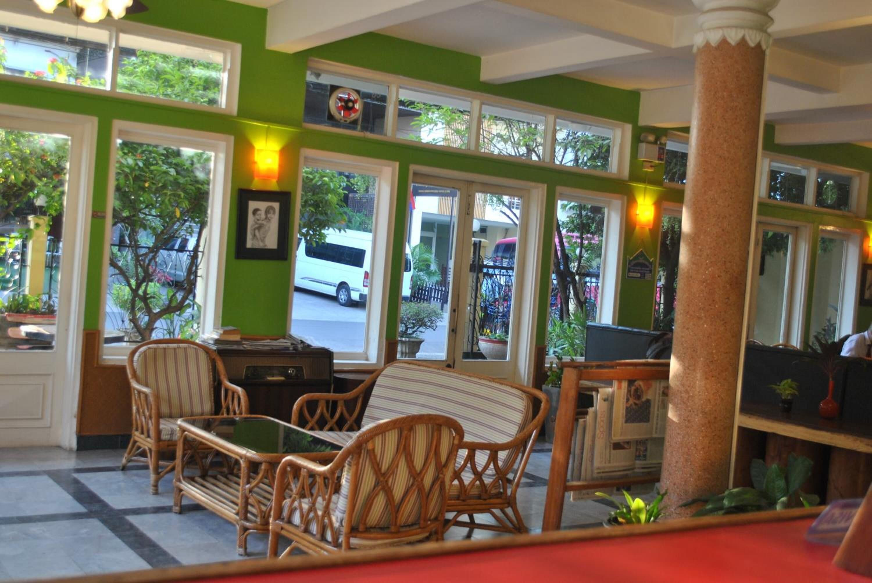 breakfast, lunch, dinner served; international cuisine