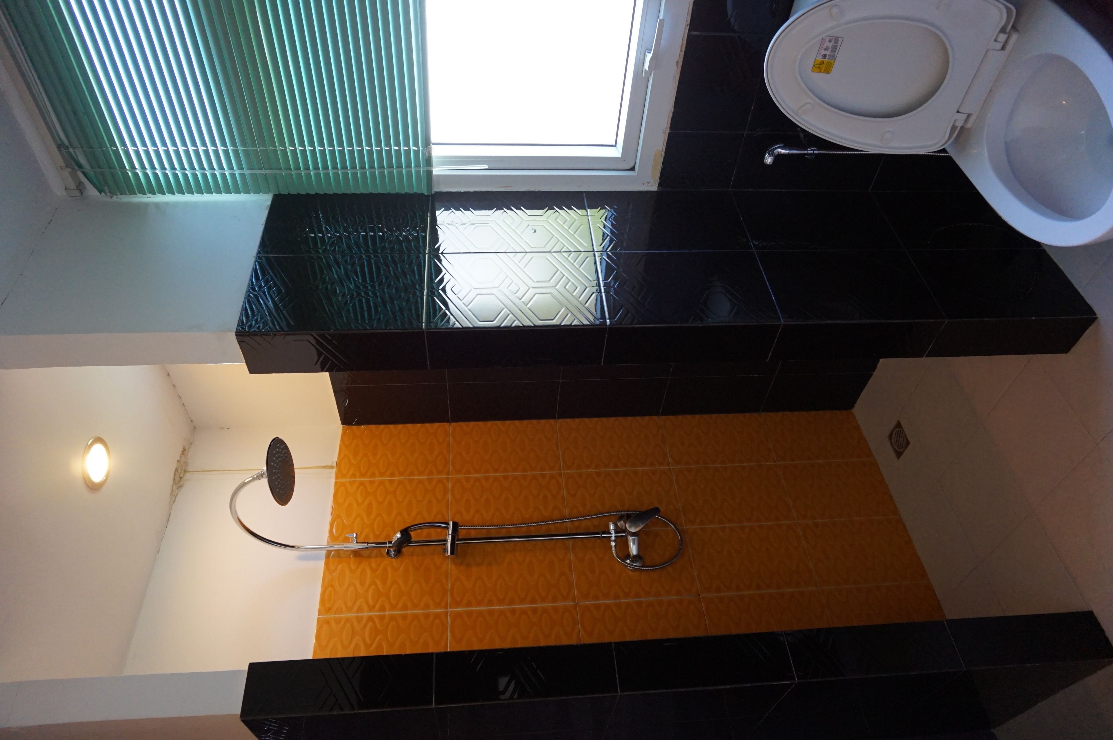 combined shower/bathtub, deep-soaking bathtub, free toiletries