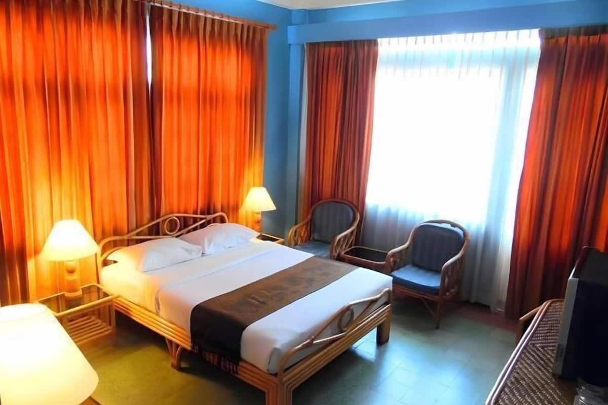 Minibar, in-room safe, desk, blackout drapes