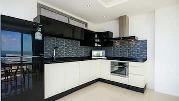 Refrigerador, microondas, horno, placa de cocina