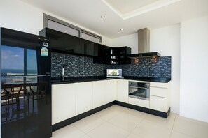 Luxury Villa, 2 Bedrooms, Seaview ( Sunset Villas, Jacuzzi) | Cocina privada | Frigorífico, microondas, horno y placa de cocina