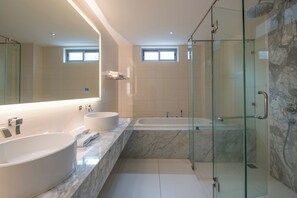 Luxury Villa, 2 Bedrooms, Seaview ( Sunset Villas, Jacuzzi) | Banheiro | Banheira e chuveiro separados, chuveiro com efeito de chuva