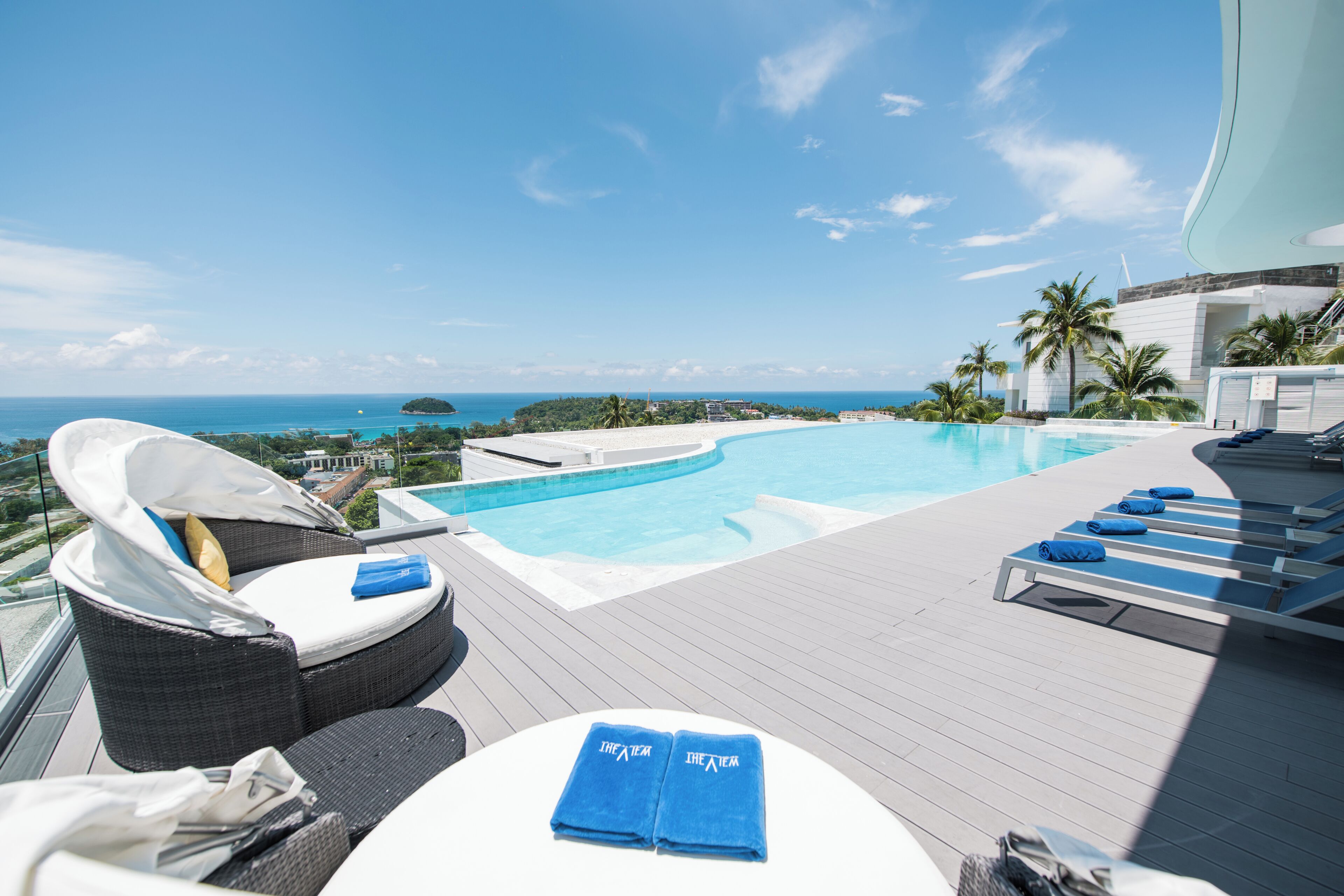 Piscine intérieure, piscine extérieure, 8 h à 21 h, parasols
