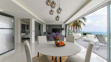 Apartemen Deluks, 2 kamar tidur, pemandangan laut | Area keluarga | Smart TV 55-inci dengan saluran TV satelit, TV, dan Netflix