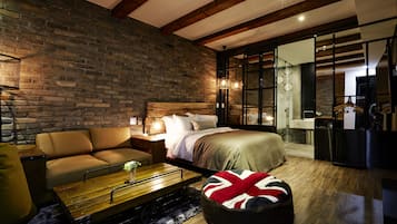 Suite, Hot Tub (B) | Premium bedding, down duvets, memory-foam beds, minibar