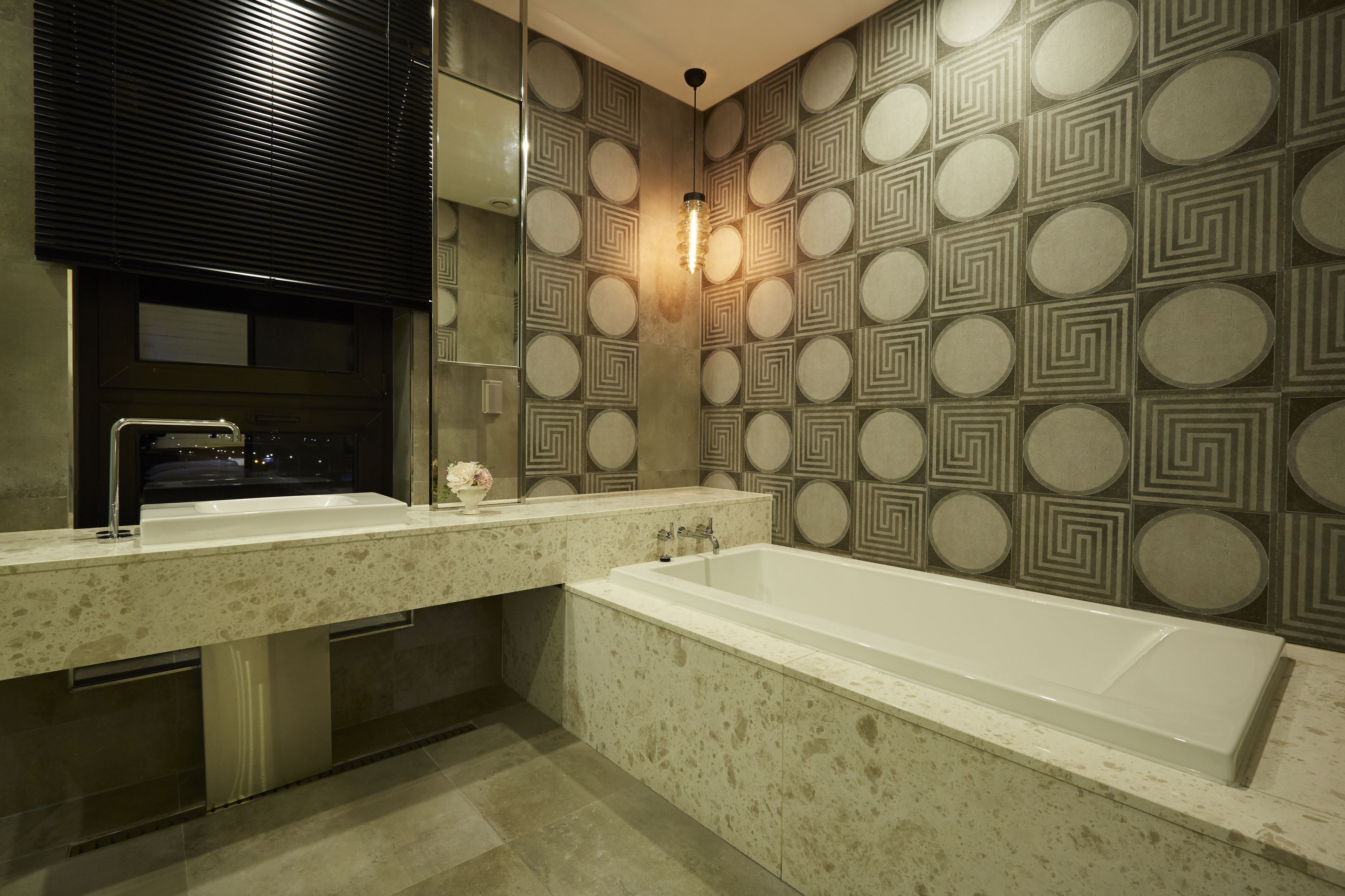 combined shower/bathtub, hair dryer, bathrobes, slippers