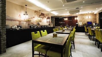 Daily buffet breakfast (KRW 15000 per person)