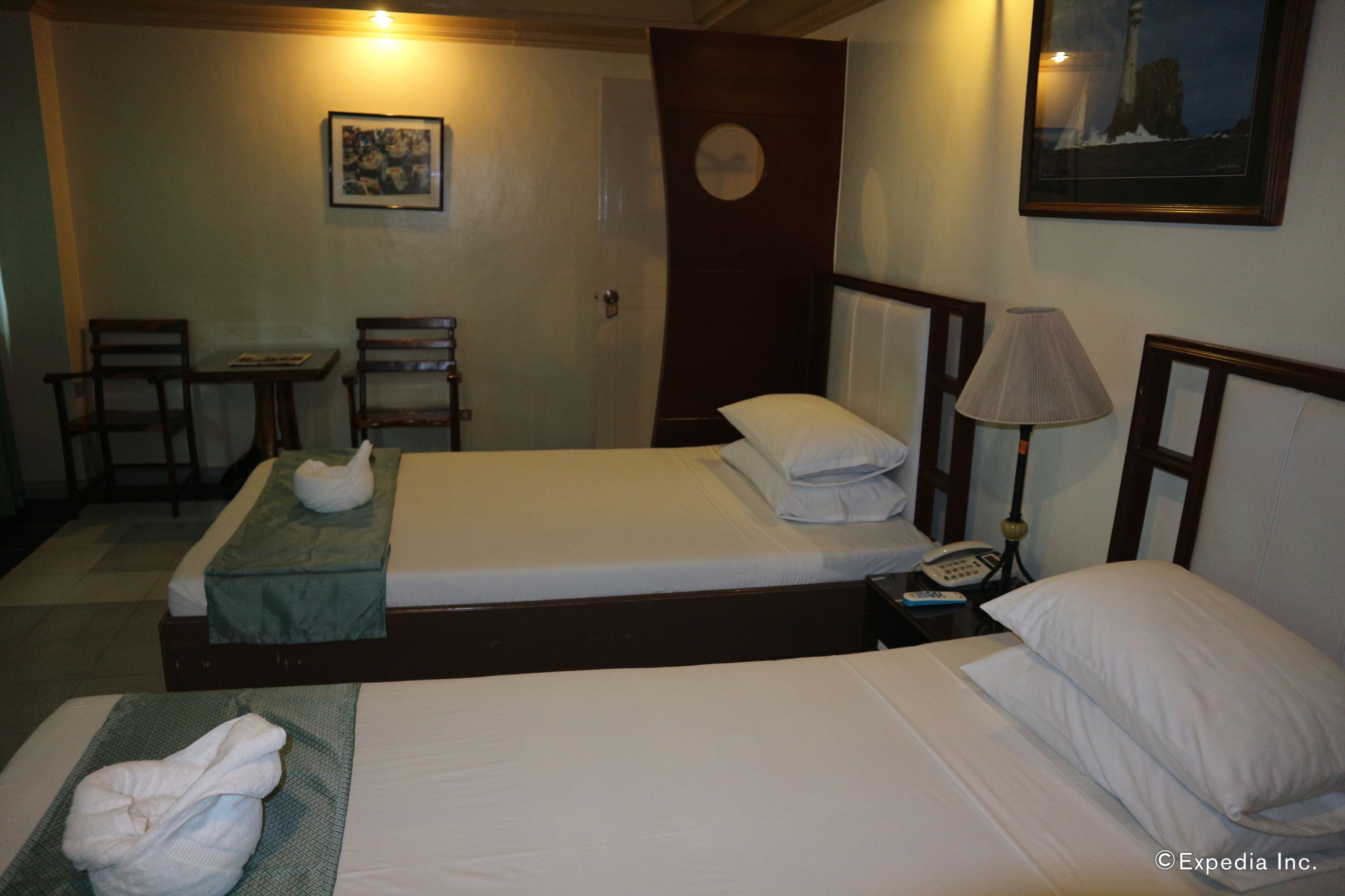 deluxe room | in-room safe, desk, free wifi