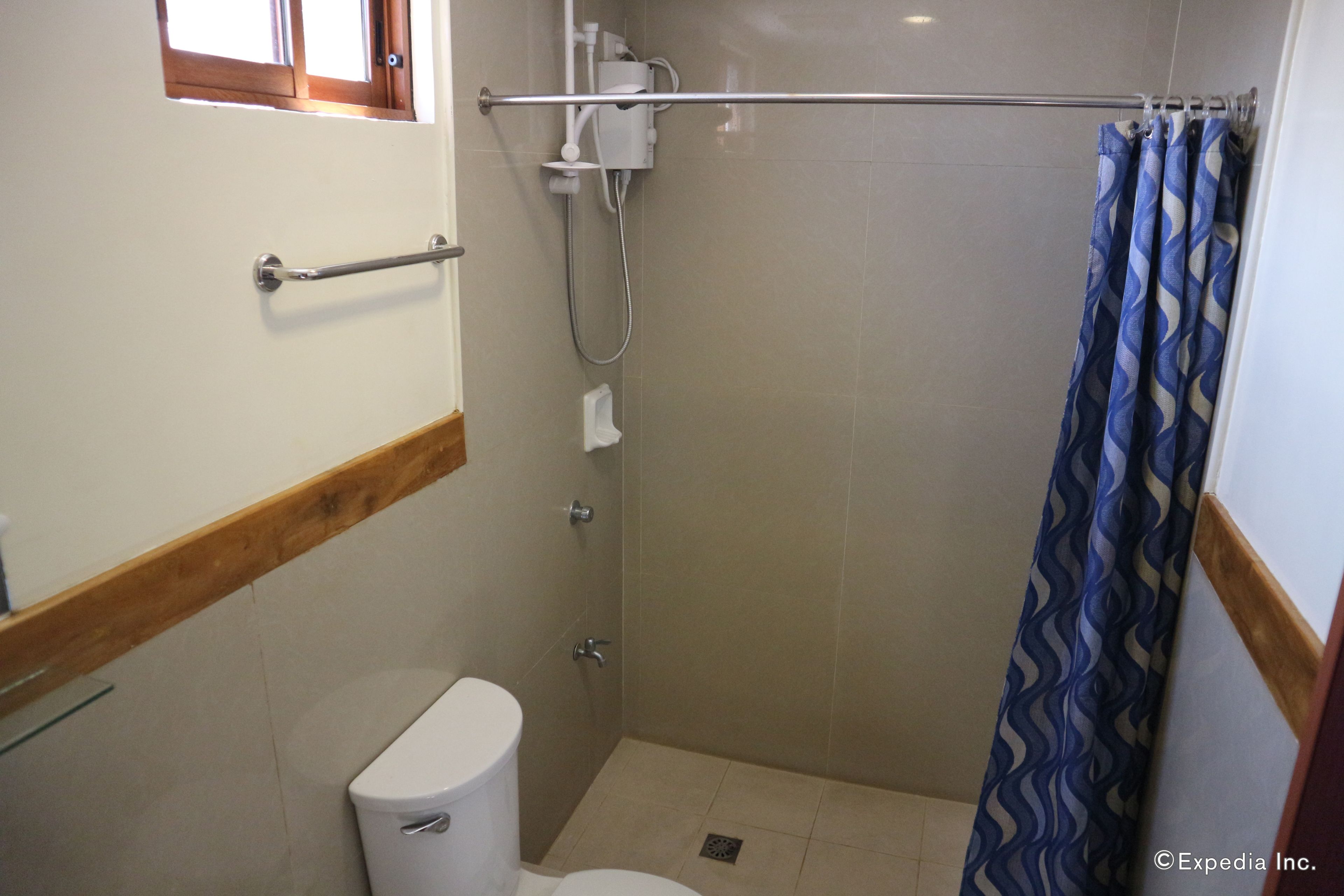 standard double room | bathroom | shower, free toiletries, towels