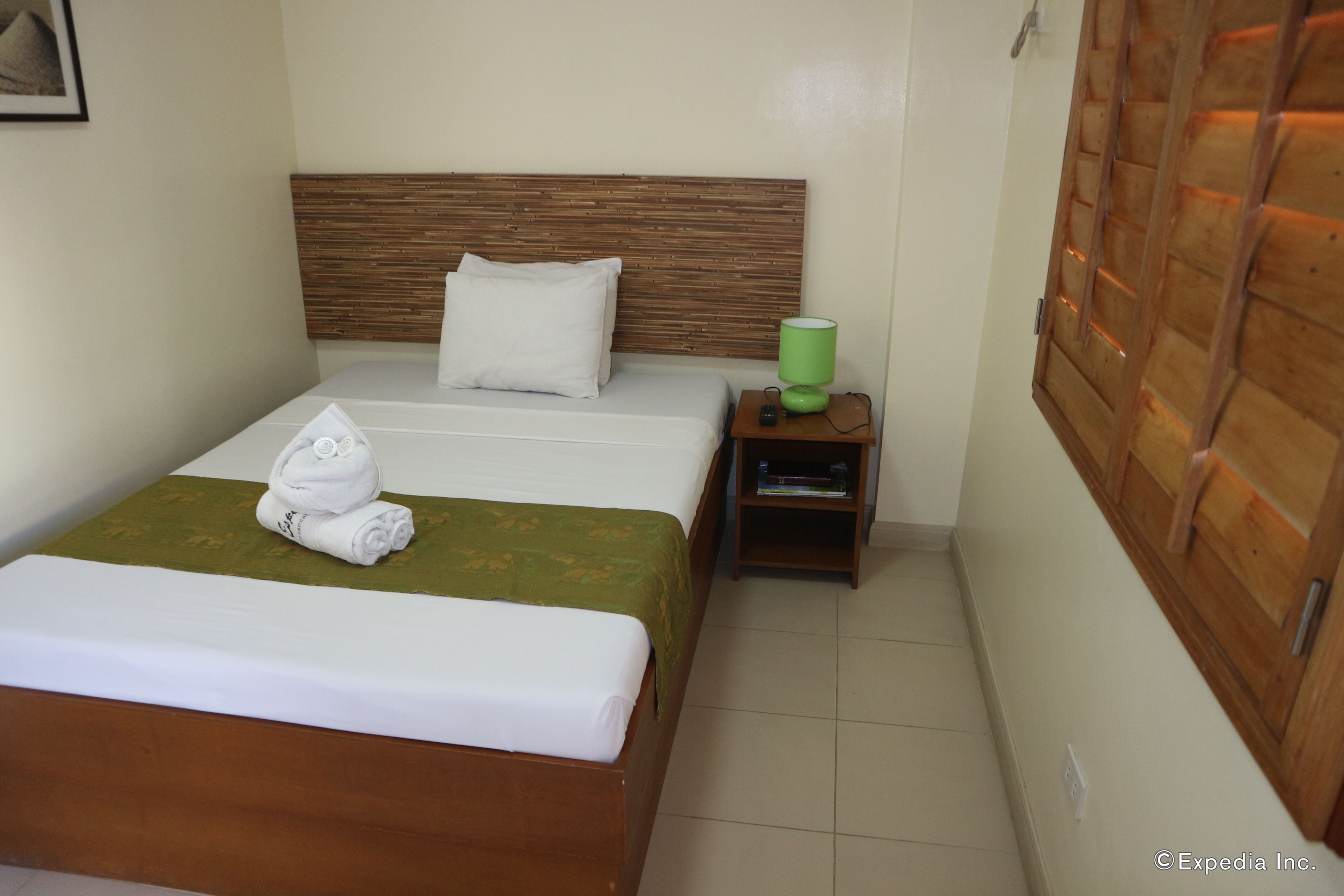 standard double room | in-room safe, desk, free wifi