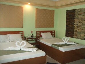 Deluxe Room | In-room safe, desk, free WiFi - La Esperanza Hotel (Kalibo)