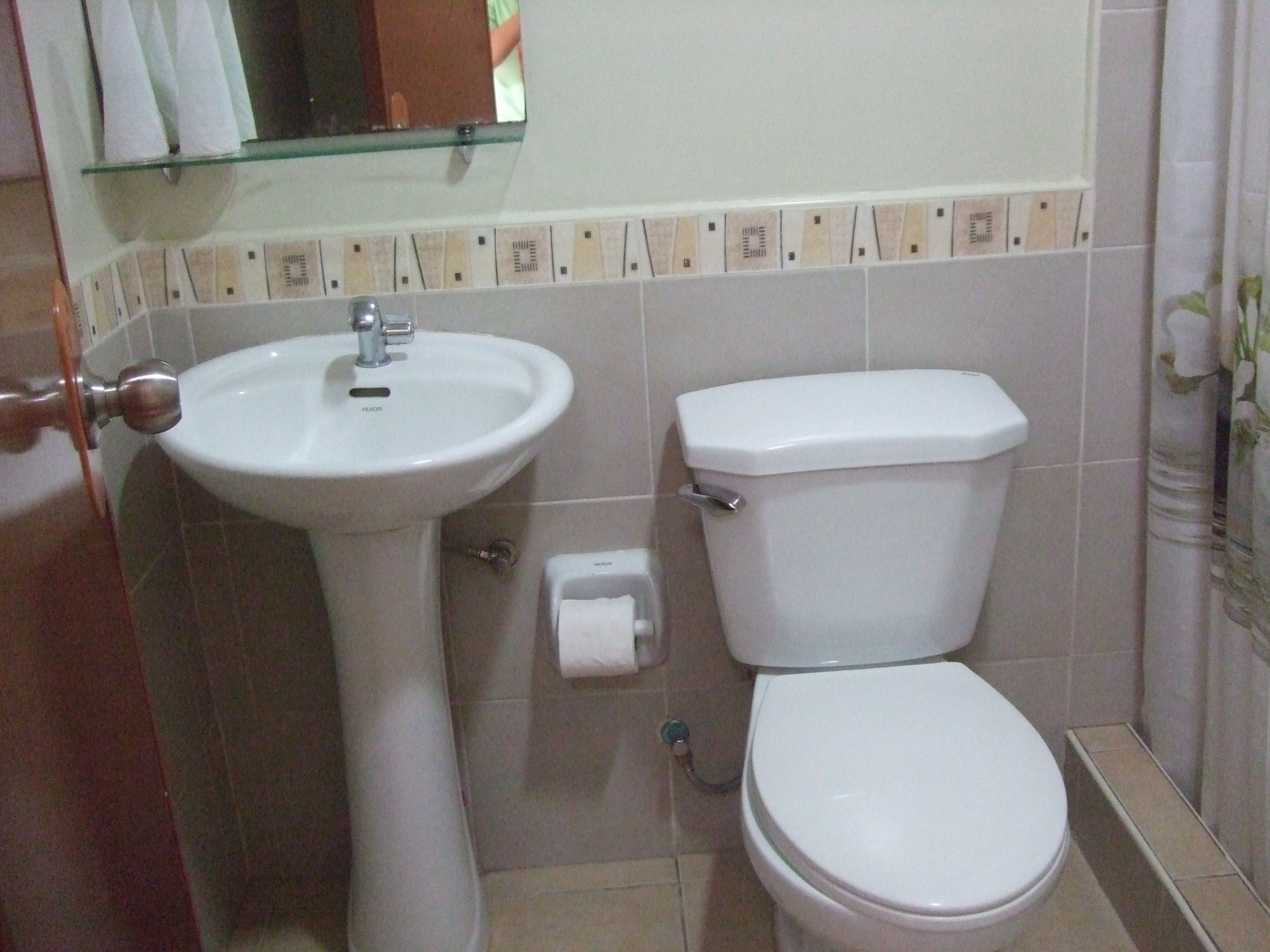 standard double room | bathroom | shower, free toiletries, towels