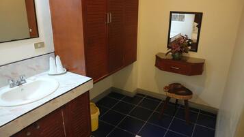 Deluxe-rum | Badrum | Dusch, gratis toalettartiklar och handdukar