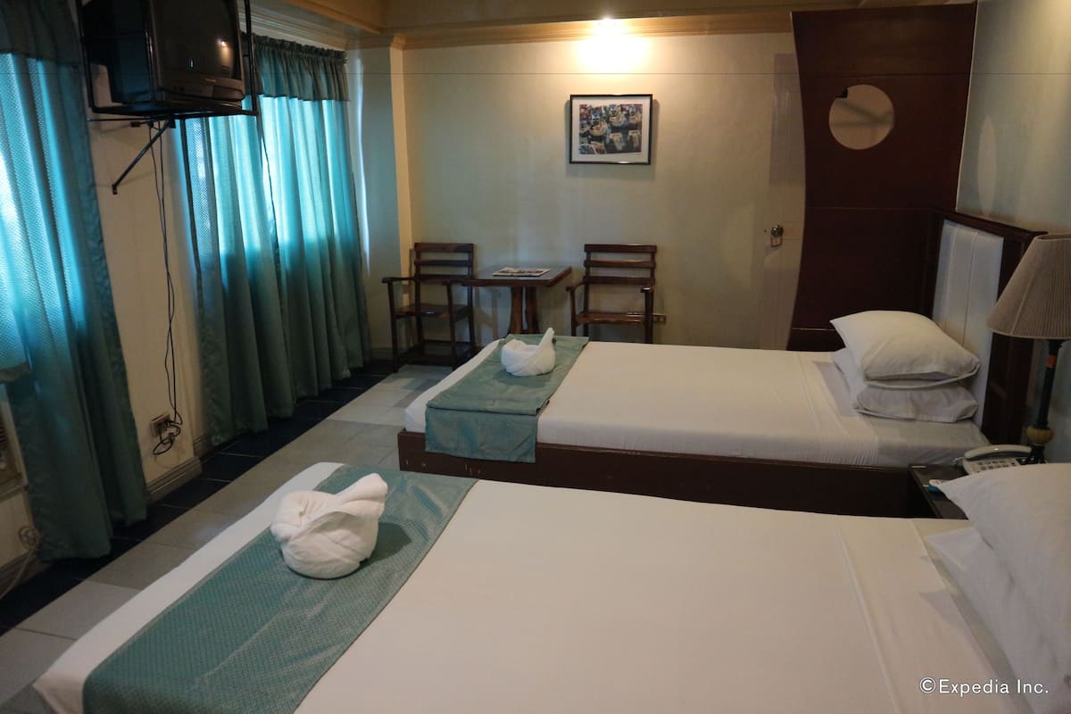 deluxe room | in-room safe, desk, free wifi