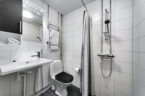 Studiolejlighed - 1 stor enkeltseng | Badeværelse | Bruser, hårtørrer, bidet, håndklæder