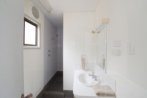 Holiday Unit | Bathroom | Separate tub and shower, free toiletries, hair dryer, towels