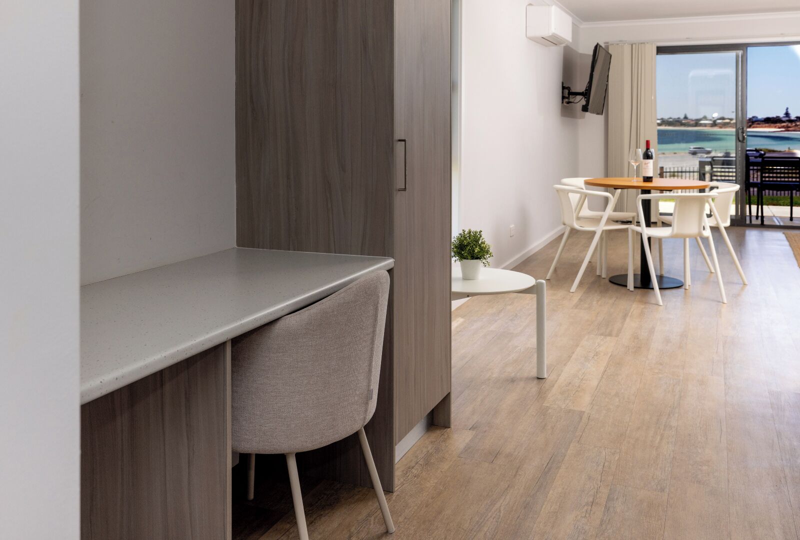 Una cocina moderna con encimera gris y una silla.