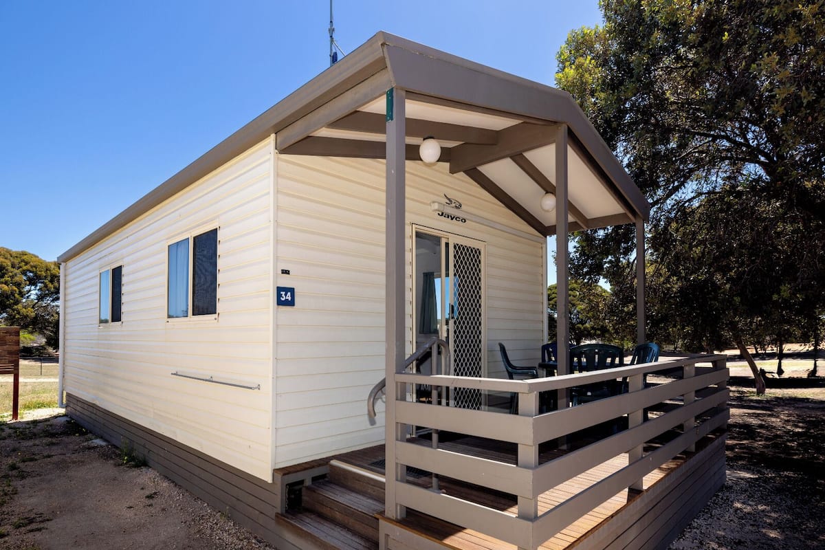 Cabaña estándar, 2 habitaciones, tina | 1 habitación, tabla de planchar con plancha, wifi gratis y ropa de cama