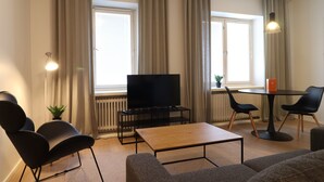 Studio Basic | Area keluarga | TV layar datar dan pemutar DVD