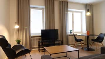 Basic Studio | Living area | Flat-screen TV, DVD player