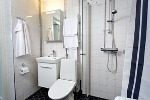 Classic-Studio | Badezimmer | Dusche, Handtücher, Toilettenpapier