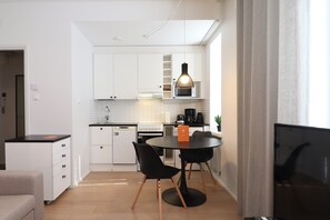 Estudio City | Cocina privada | Frigorífico grande, microondas, placa de cocina y lavavajillas