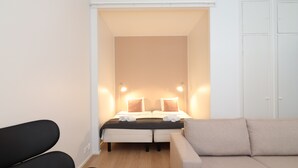 Studio Kota | Meja kerja, Wi-Fi gratis, dan seprai linen