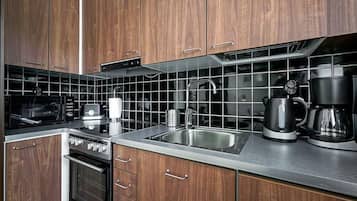 Monolocale (Apartment for One) | Cucina privata | Frigorifero con congelatore, microonde, piano cottura, lavastoviglie