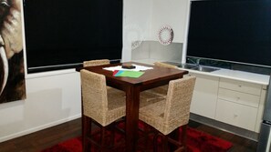 Bungalow Premier, 2 phòng ngủ, quang cảnh hồ bơi | Khu vực ăn uống tại phòng