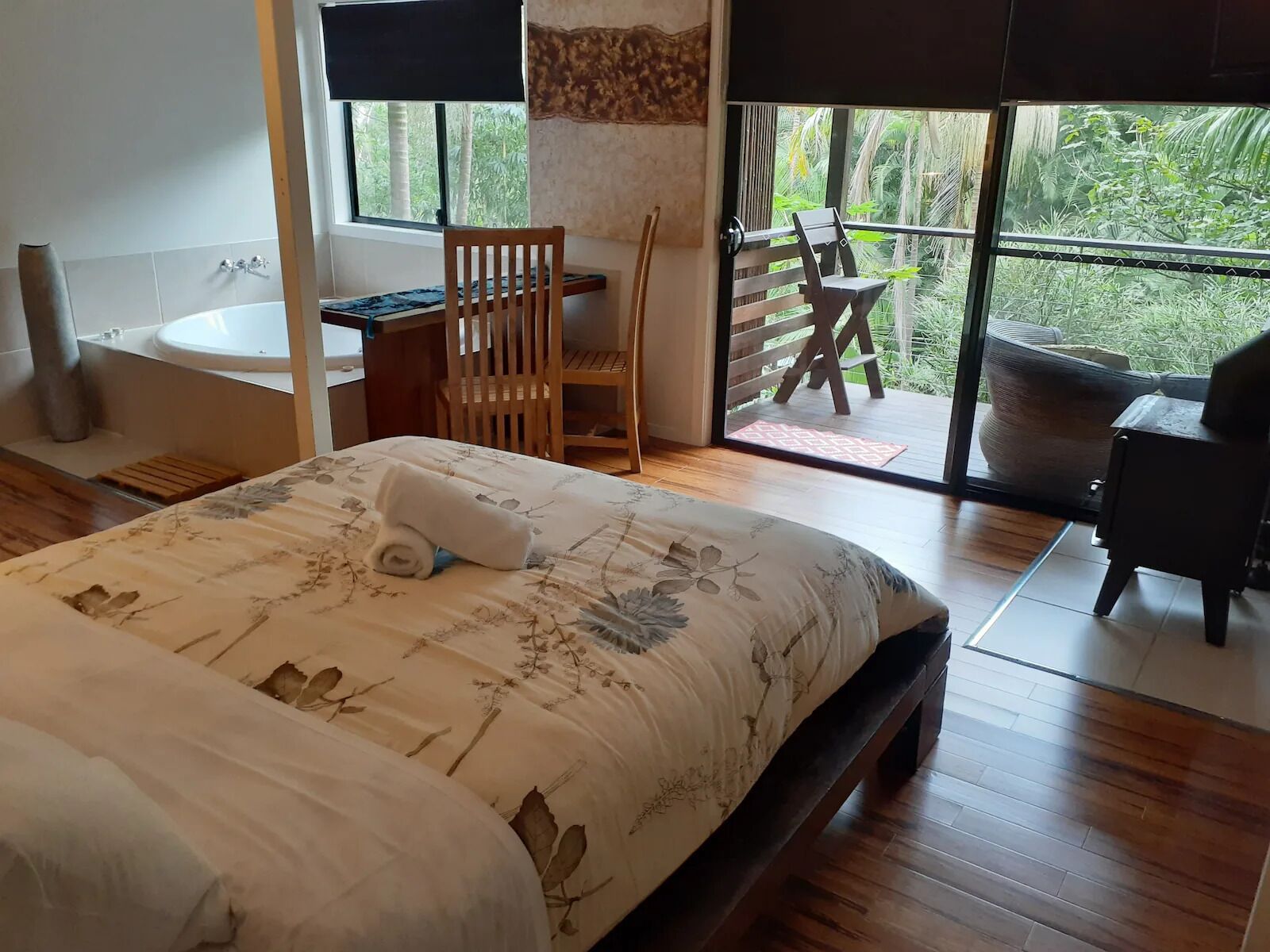 Presidential Cabin, 1 Queen Bed, Pool View | Minibar, individually decorated, individually furnished, desk
