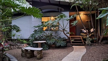 Bungalow Premier, 2 kamar tidur, pemandangan kolam renang | Minibar dan didekorasi berbeda-beda